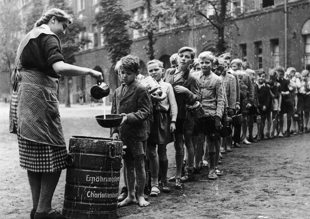 1945 gyerekek varnak az ingyenebedre egy berlin charlottenburgi iskolaban ami vizes tejben fott liszt